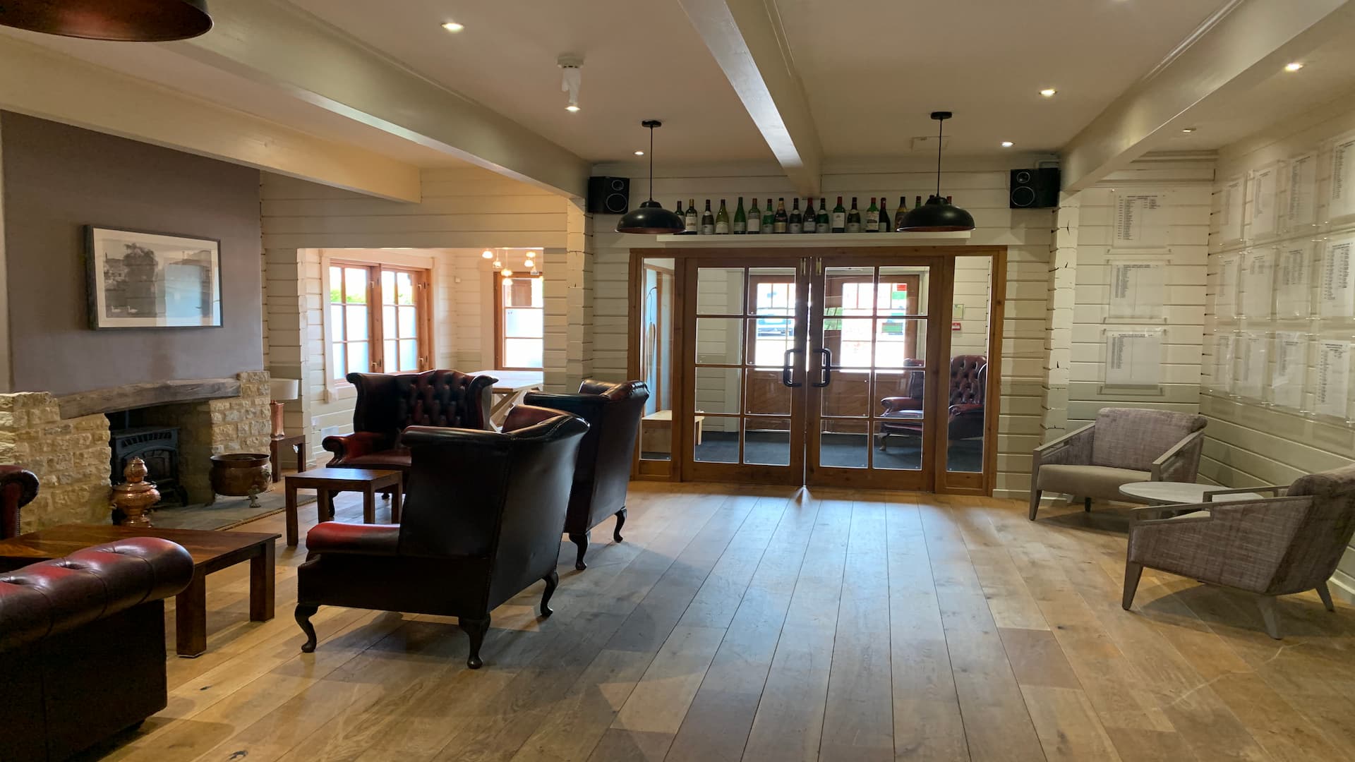 View of the Lakeside Pub at Witney Lakes