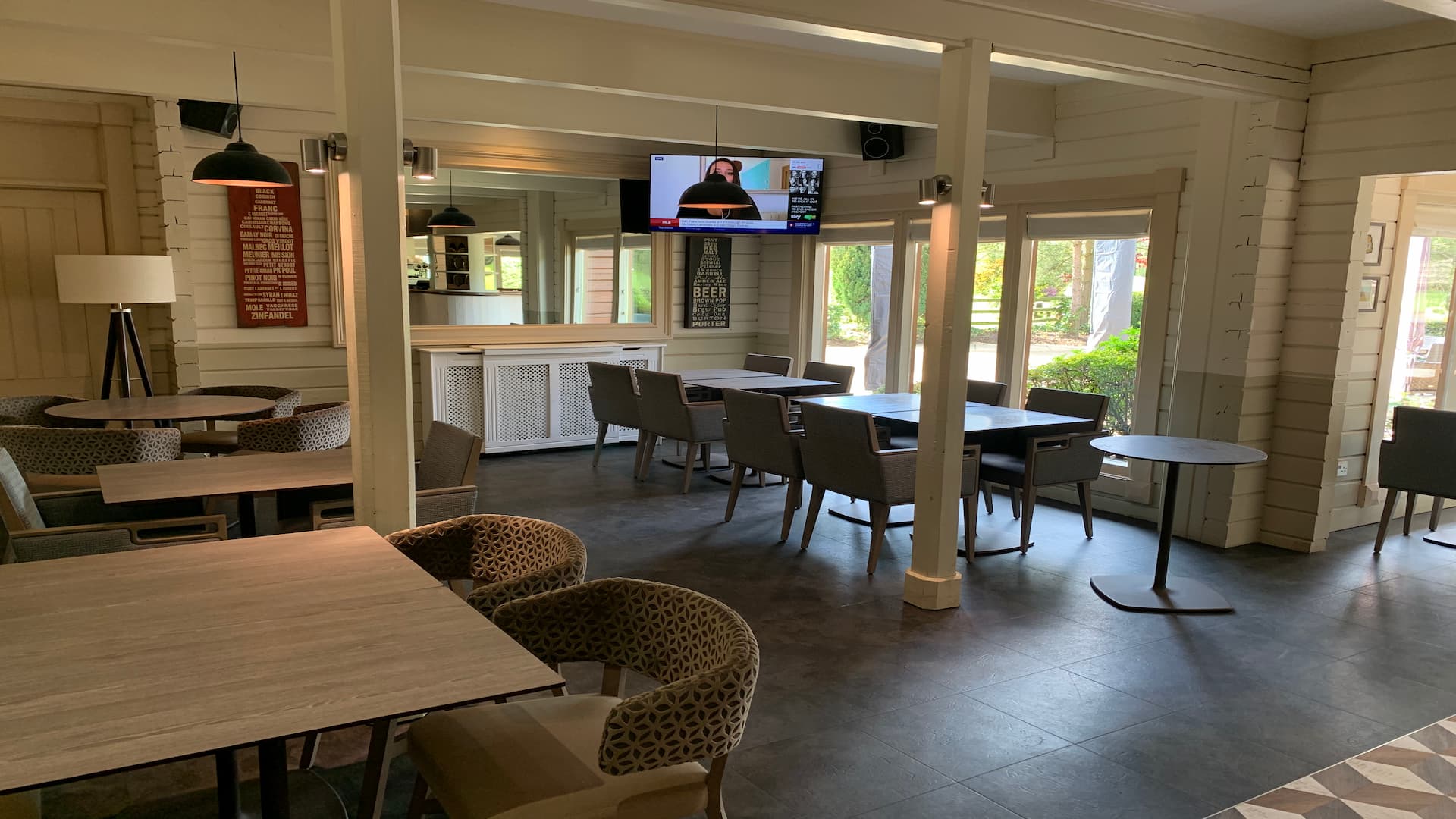 View of the Lakeside Pub at Witney Lakes